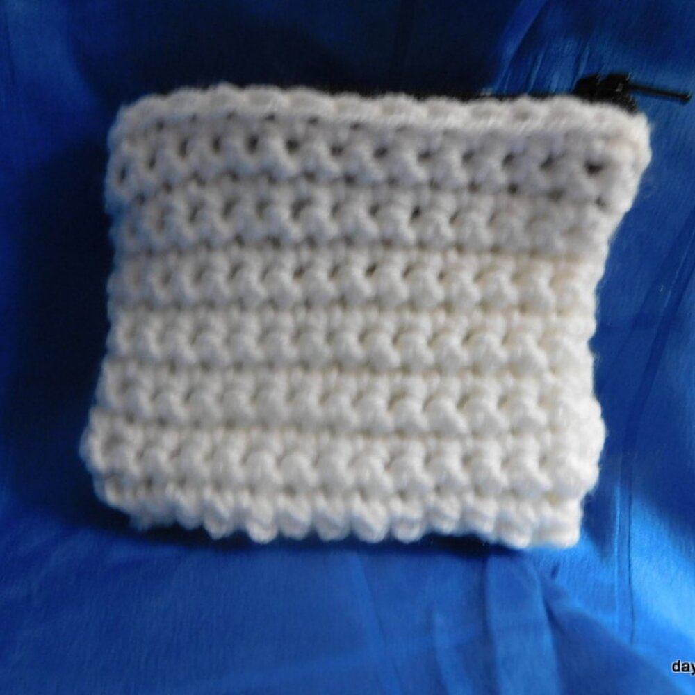 New White crocheted change purse with zipper and keyring